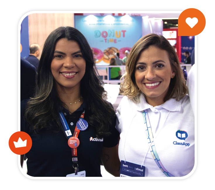 Na foto, duas consultoras ClassApp e Activesoft aparecem sorrindo